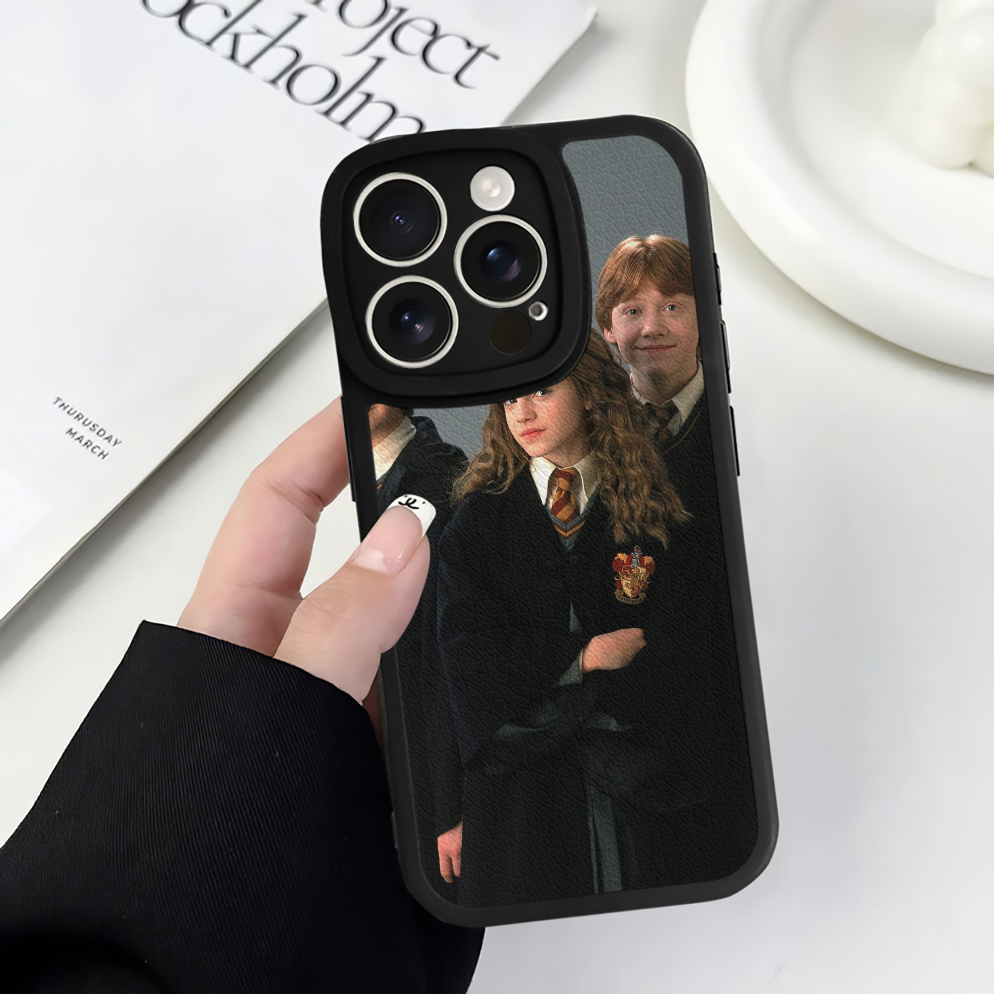 （画像用） Harry Potter ハリー・ポッターシリーズ 【iPhone 16シリーズ対応】シリコンスマホケース（レザー調） 材質：シリコン